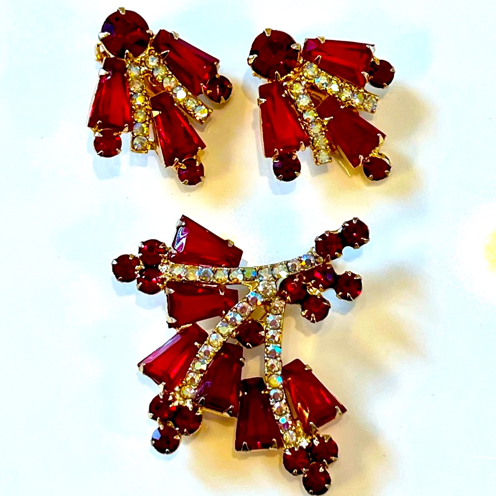 Juliana Vintage Book Pieces Keystone Cherry Red Demi Set Of Broach And Earrings 185$